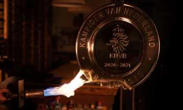 إذابة درع الدوري الهولندي.. "أياكس" يجد طريقة مبتكرة لتعويض مشجعيه